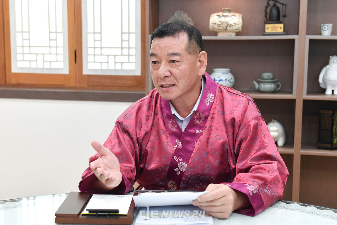 최원철 시장이 2023 대백제전 의미와 프로그램 등을 자세히 설명하며 많은 이들의 방문을 유도하고 있다. 공주시 제공. 