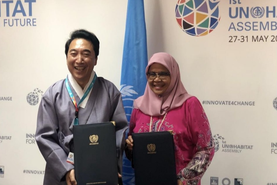 2019년 5월 29일 열린 '제 1회 유엔해비타트 총회'에서 마이무나 모드 샤리프 사무총장과 박수현 전 청와대 국민소통수석이 양자면담을 가진 후 기념촬영을 하는 모습. 박 전 수석 측 제공. 