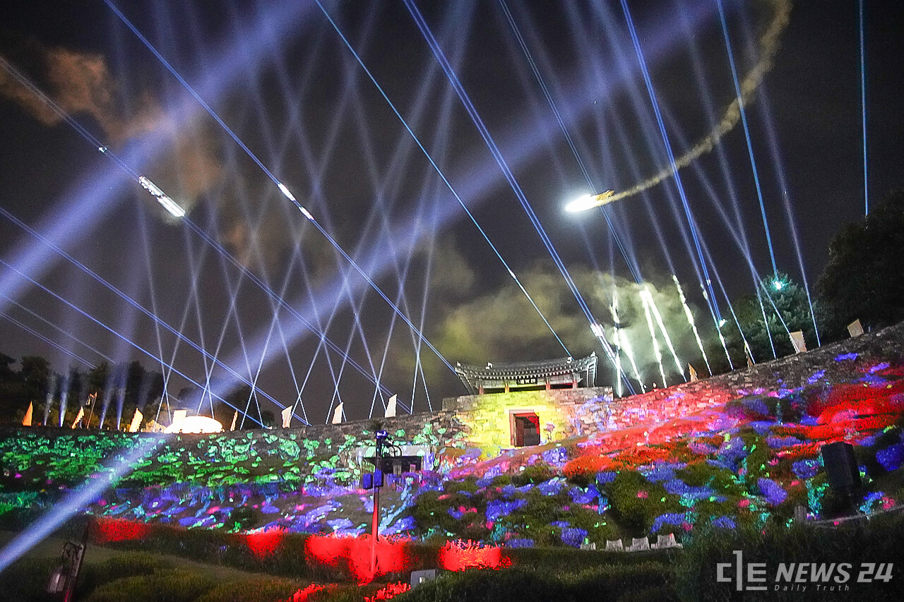2023 공주 공산성 미디어아트의 레이저 쇼와 화려한 연출 장면. 정은진 기자