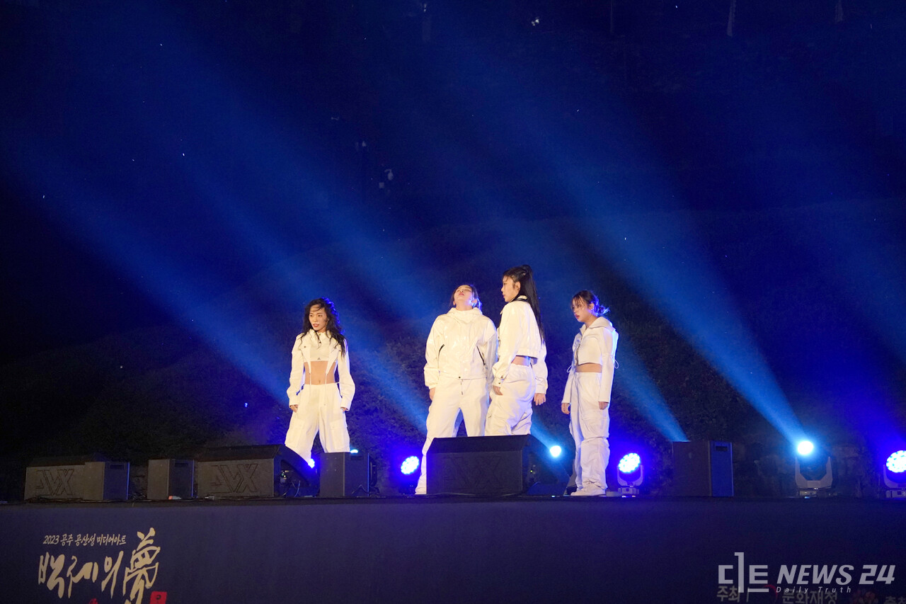 무대에는 댄스팀이 올라 미디어아트와 함께 융복합 공연을 진행했다. 정은진 기자