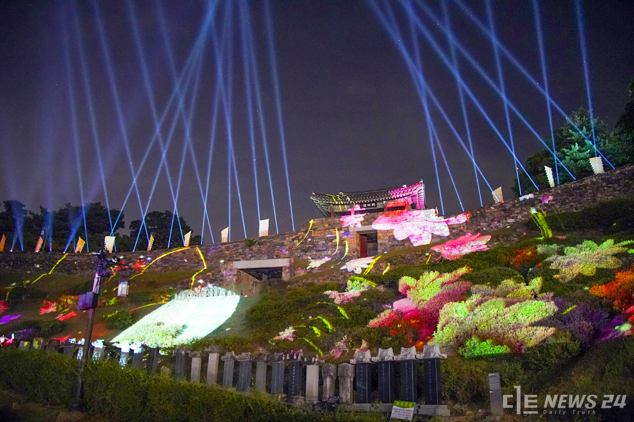 2023 공주 공산성 미디어아트의 레이저 쇼와 눈길을 사로잡는 빛의 향연. 정은진 기자