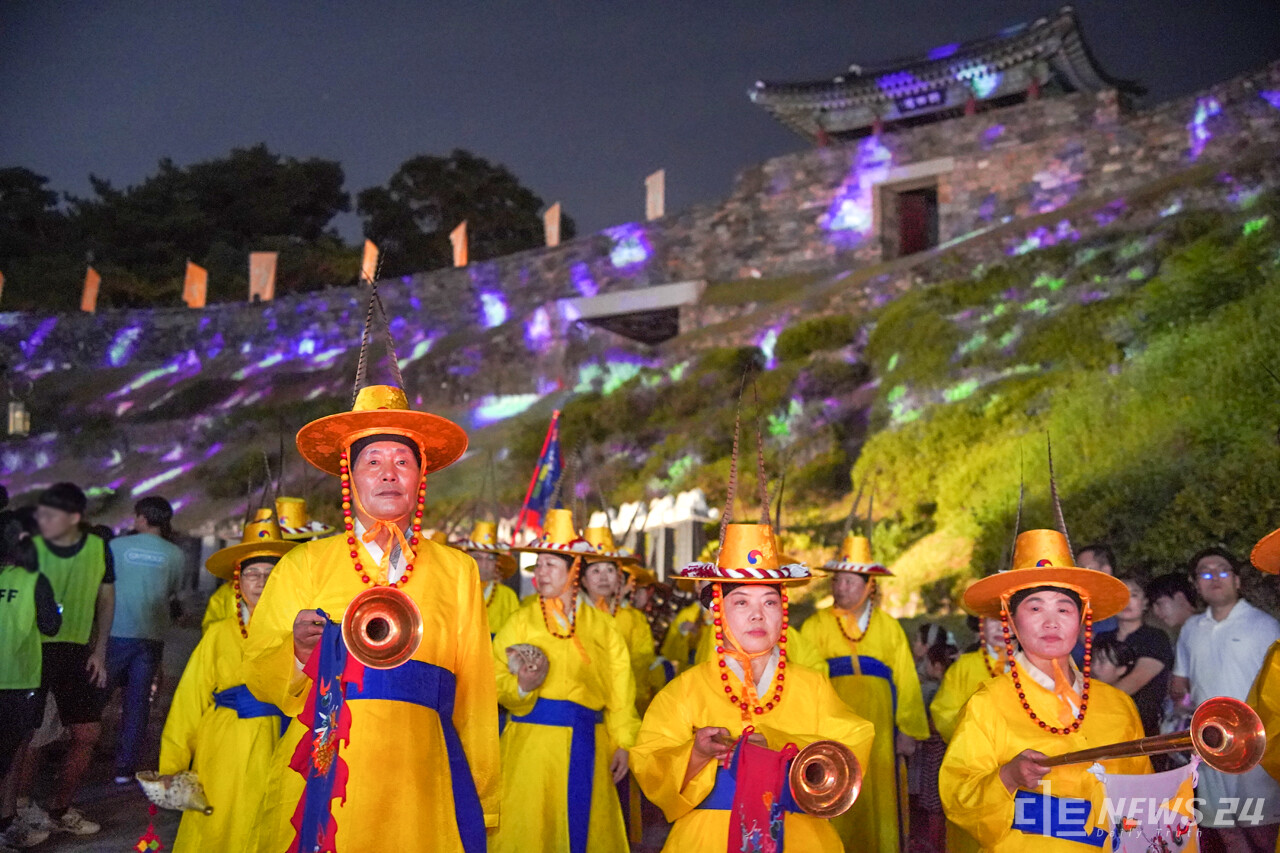 미디어아트에 맞춰 공산성을 오르는 길 사이로 전통 복장을 한 사람들이 걸어나오고 있다. 정은진 기자