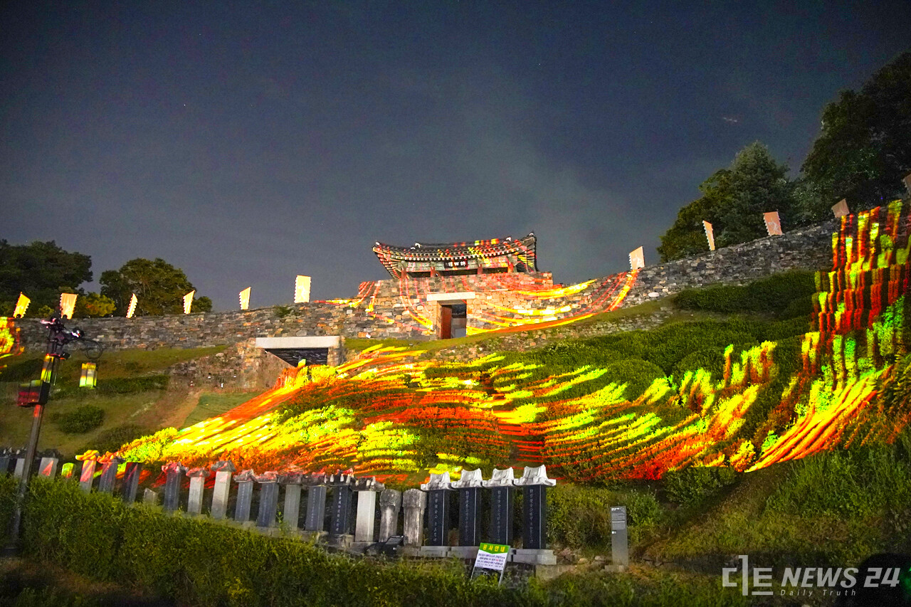 2023 공주 공산성 입구로 투영된 미디어아트의 화려한 쇼. 정은진 기자