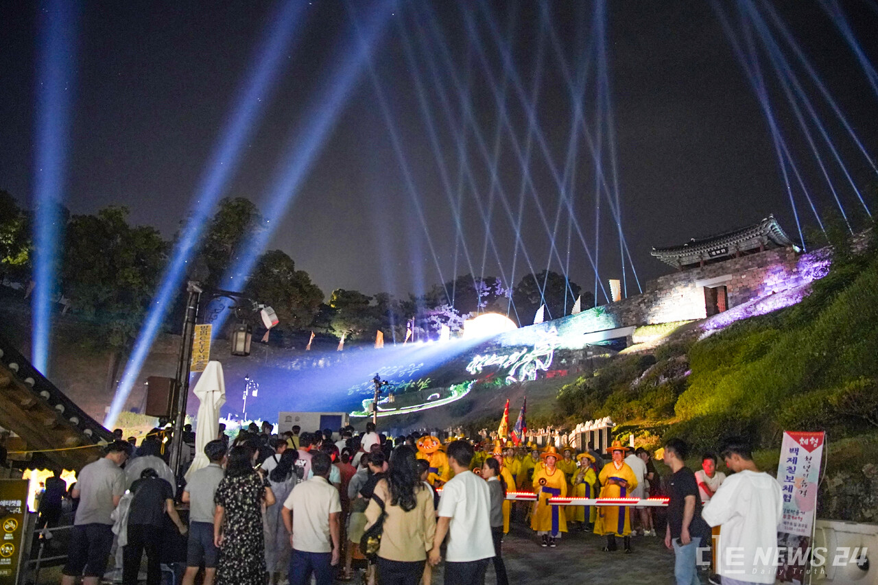 공산성 미디어아트가 끝나자 성 안으로 오르는 관람객들. 수많은 인파가 구름처럼 몰렸다. 정은진 기자