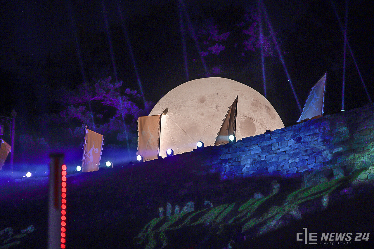 공산성 미디어아트가 말미에 성 너머에 떠오른 보름달 애드벌룬. 마치 달이 떠오르는 듯한 연출로 탄성을 자아냈다. 정은진 기자