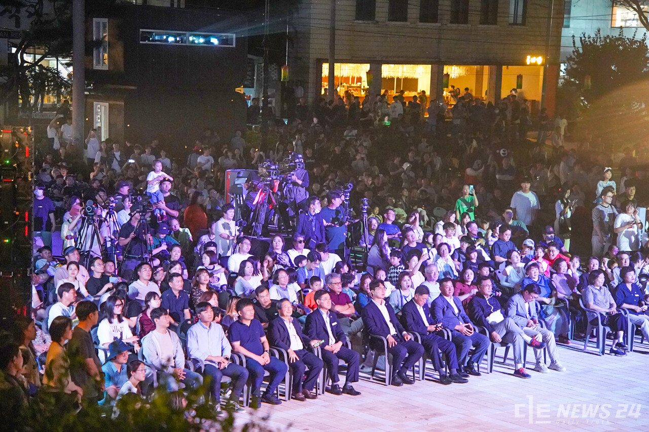 공연을 관람하는 수많은 관람객과 취재진들. 정은진 기자