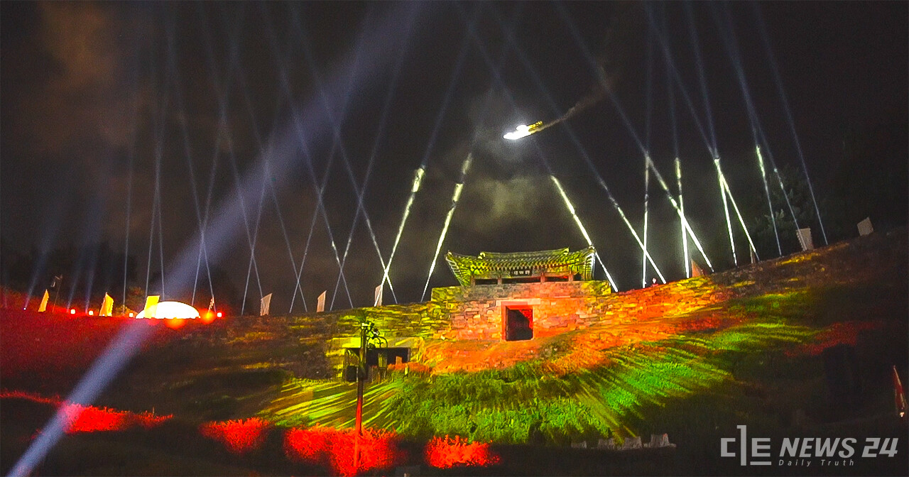 불사조로 변신한 드론이 공산성 한바퀴를 돌고 있다. 정은진 기자