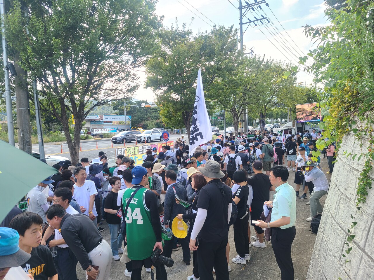 10일 오후 열린 '홍범도장군로 시민 걷기대회'에 전국 각지 시민들이 모였다. 한지혜 기자.