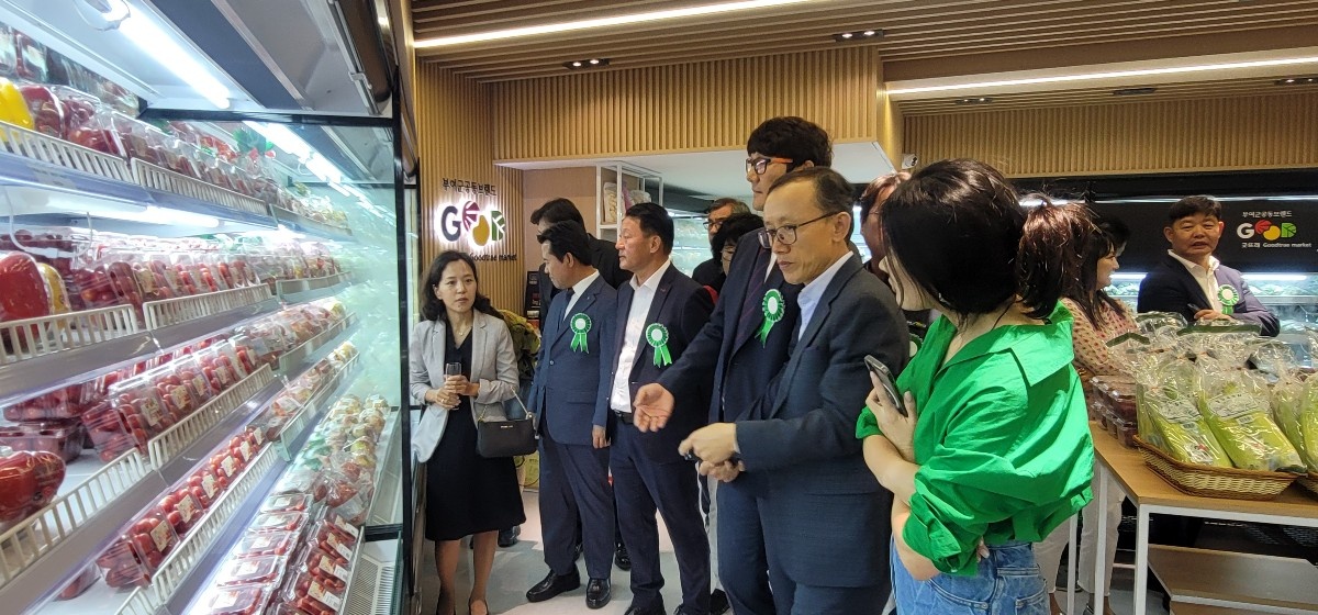 박정현 부여군수가 몽골 현지 굿뜨래 매장을 둘러보고 있다. 부여군 제공.