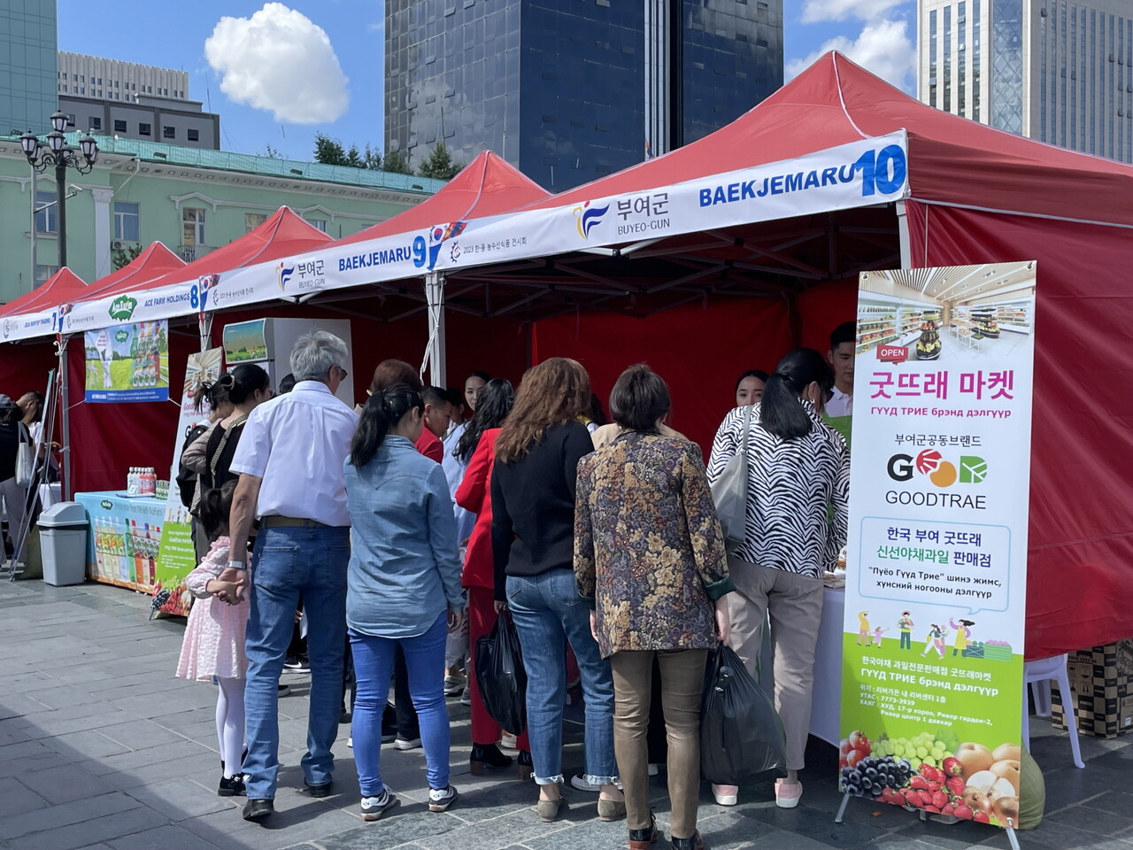 몽골 현지에서 열린 '한국-몽골 농수산 식품 전시회' 모습. 부여 굿뜨래 농산물은 현지에서 큰 호응을 얻은 것으로 전해졌다. 부여군 제공.