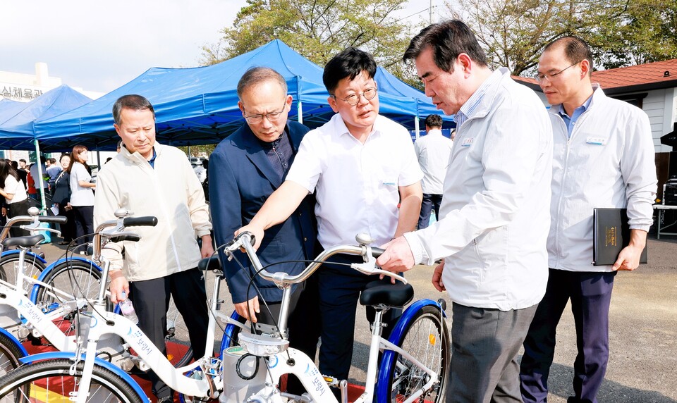 김동일 보령시장(맨 앞)이 달려보령을 점검하고 있다. 보령시 제공.