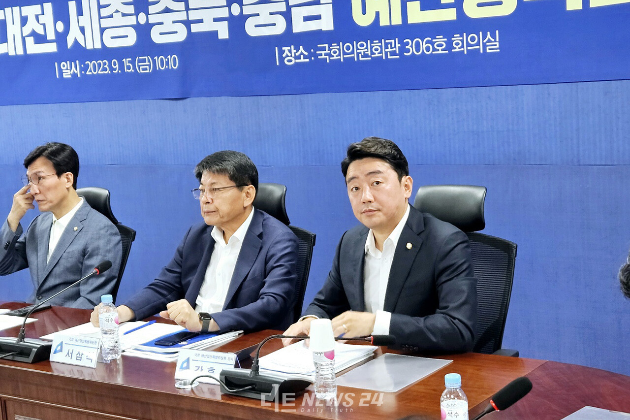 왼쪽부터 김민석 민주당 정책위의장, 서삼석 국회 예결위원장, 강훈식 예결위 간사.