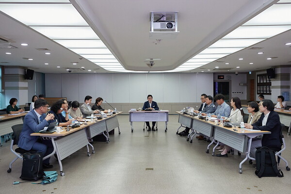 아산시가 15일 시청 상황실에서 진행한 국립경찰병원 건립 연구용역 중간보고회 모습.