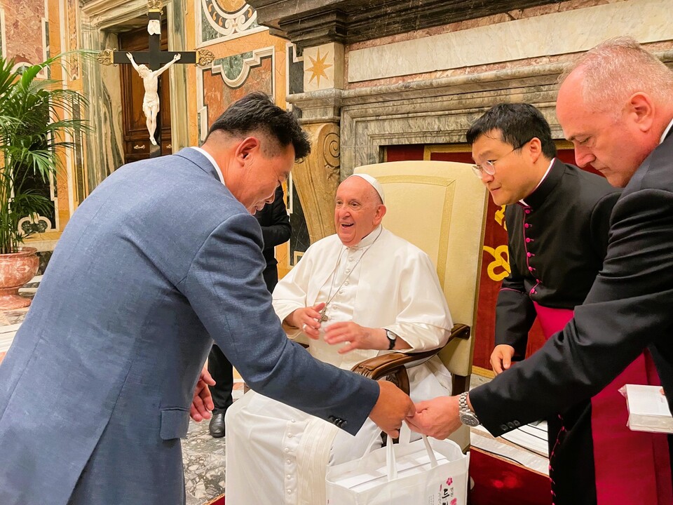 오성환 당진시장이 프란치스코 교황에게 면천 두견주와 김대건 신부 탄생 200주년 기념주화를 전달하고 있다. 당진시 제공.