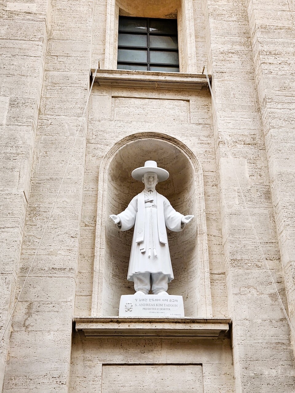 설치 완료된 김대건 신부 성상