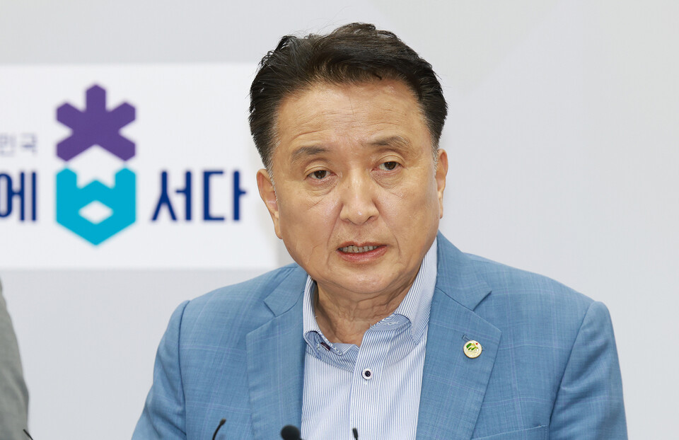 김영환 충북지사가 19일 언론브리핑을 통해 지역대학 의대정원 확대 방안을 설명하고 있다. 충북도 제공.