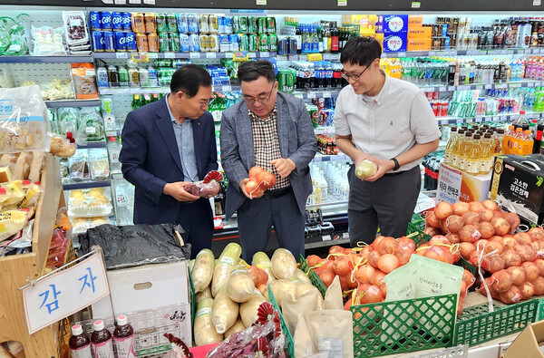 농협 대전검사국이 19일, 다가오는 추석명절을 맞아 기성농협 하나로마트를 찾아 식품안전 현지 점검에 나섰다.