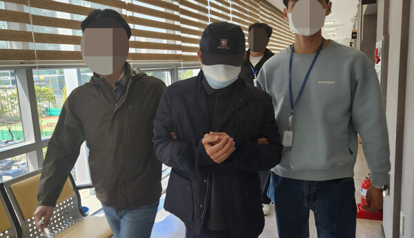 대전 스쿨존에서 만취 음주운전을 하다 초등생을 사망케 한 전직 충남도청 공무원에게 징역 15년이 구형됐다. 사진은 가해자인 전직 공무원이 법원에 들어서는 모습. 지상현 기자