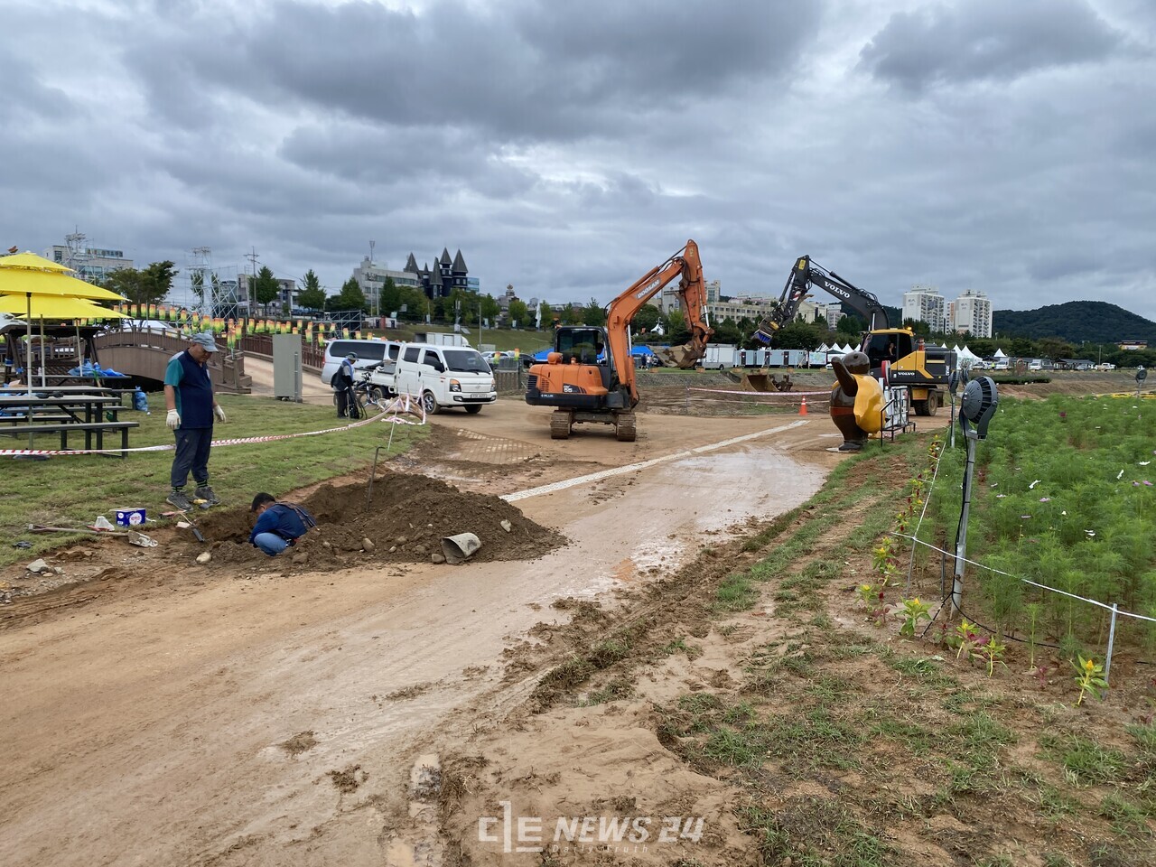 공주시 대백제전 축제 예정지인 미르섬 일대. 현재 폭우로 훼손된 보행로와 시설물 등을 복구하고 있다. 정은진 기자. 