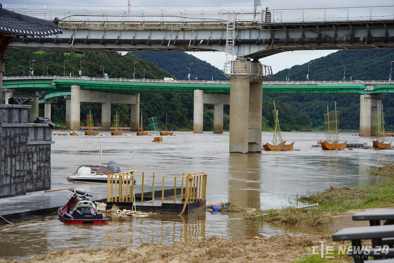 지난 20일 내린 폭우로 인해 공주시 행사장에 설치된 황포돛배와 유등, 배다리 등의 시설물들이 강 아래로 떠내려가 있다. 2023.09.21 정은진 기자