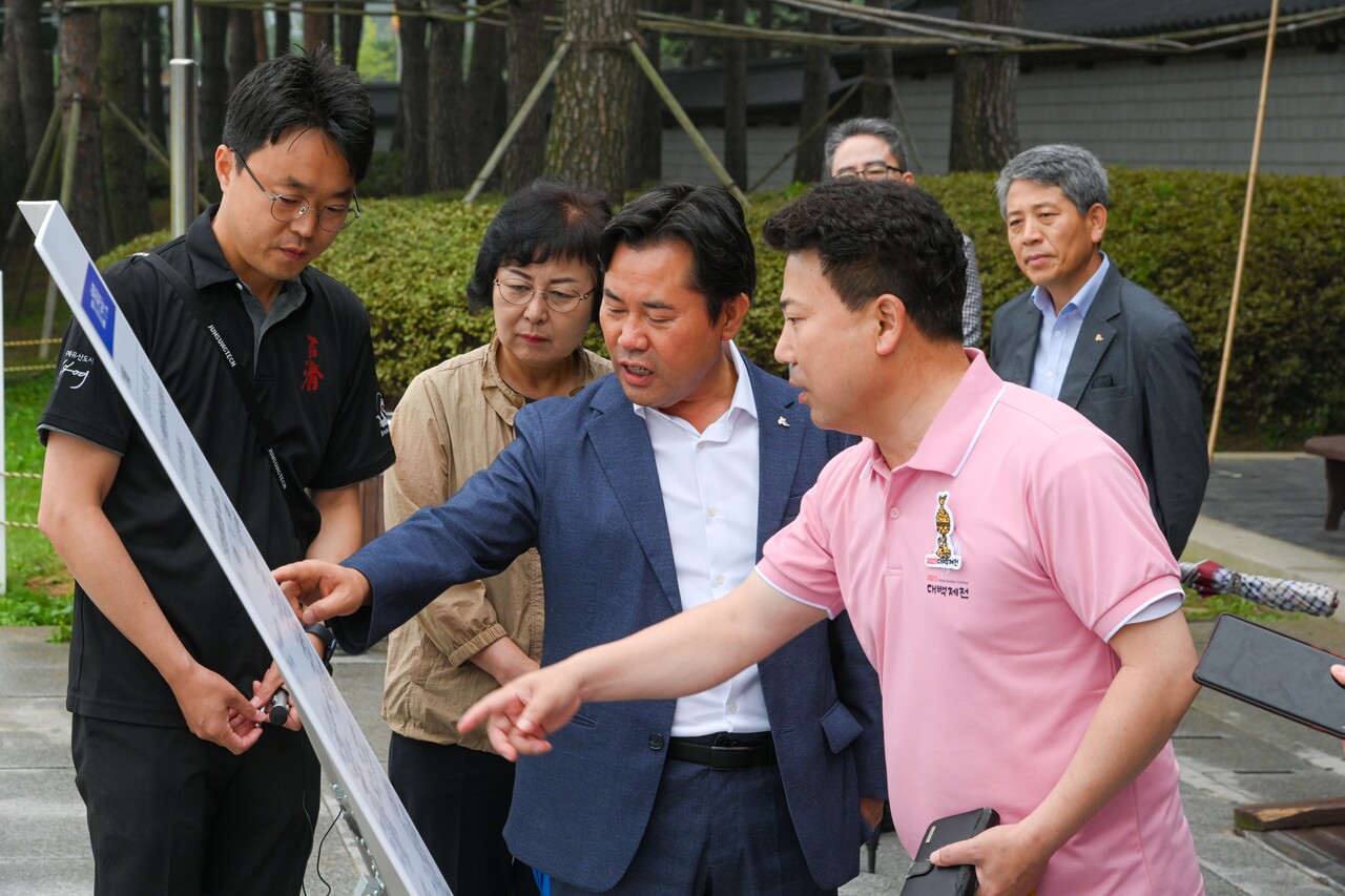 박정현 부여군수가 20일 오전 백제문화단지 현장을 찾아 관계 공무원으로부터 '대백제전' 준비 상황을 듣고 있다. 그는 이날 문화단지의 '품격과 아우라'를 강조하며 향후 장기적 관점에서 이곳을 활성화하는게 부여에 유익하다고 언급했다. 부여군 제공. 