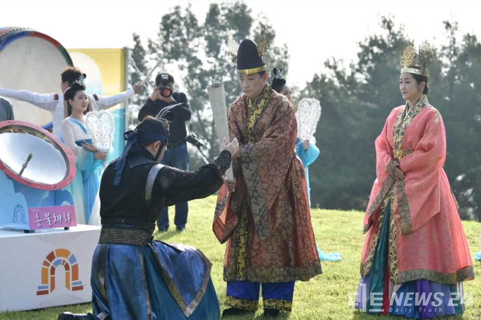 백제 시기의 제사 유적지로 알려진 공주시 정지산에서 혼불이 채화되면서 축제의 서막을 알렸다. 공주시 제공