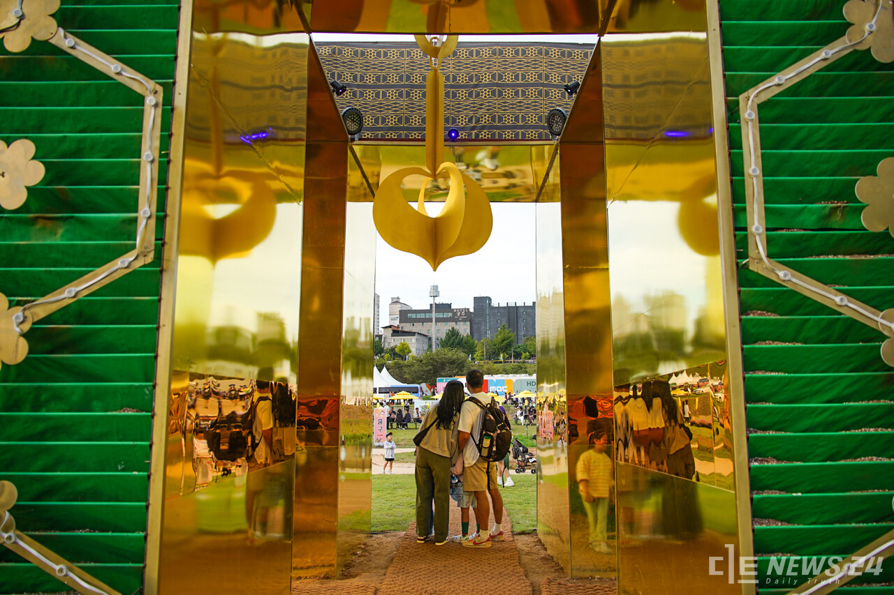 2023 대백제전 개막날인 23일, 관람객들이 미르섬 일대에 설치된 백제를 주제로 한 구조물 안에서 사진을 찍으며 축제를 즐기고 있다. 정은진 기자