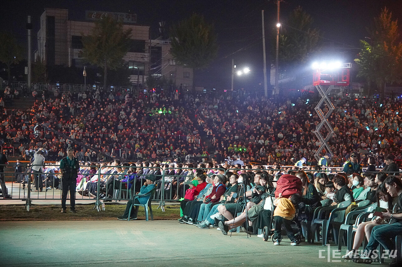 2023 대백제전 개막식에는 윤석열 대통령을 비롯해 김태흠 충남지사, 조길연 충남도의회 의장, 홍문표 국민의힘 충남도당위원장(홍성·예산), 장동혁 국회의원(보령·서천), 최원철 공주시장, 박정현 부여군수등 1만 4000여 명이 참석했다. 정은진 기자