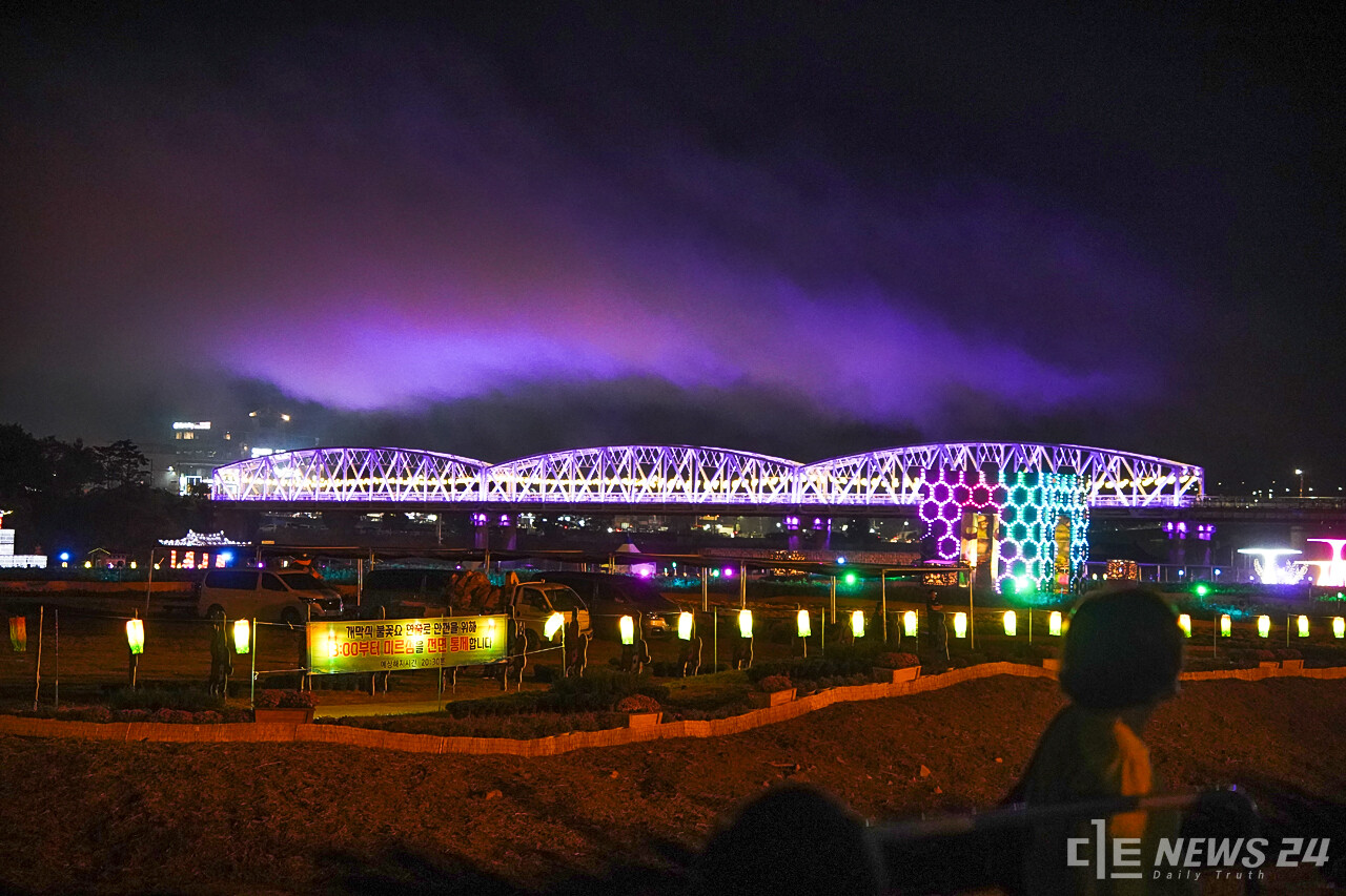 17일간의 대장정을 달리는 2023 대백제전. 아름다운 공주시의 축제 경관이 관람객들의 발길을 기다리며 신관공원과 미르섬 일대를 물들이고 있다. 정은진 기자