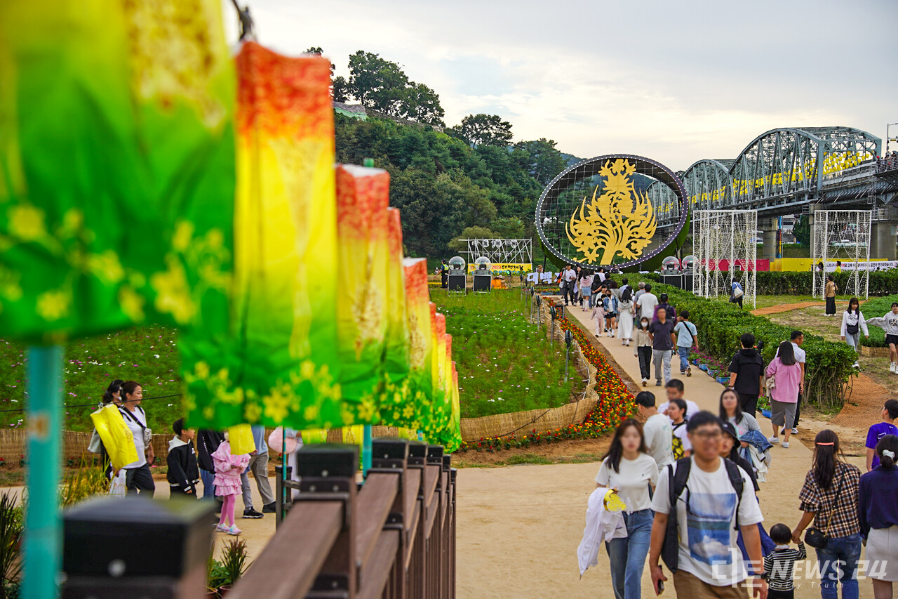 2023 대백제전 개막날인 23일, 미르섬 일대에 많은 관람객들이 축제를 즐기고 있다. 정은진 기자