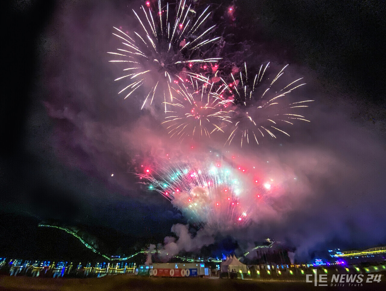 13년만에 부활한 ‘2023 대백제전’이 공주시에서 23일 화려한 막을 올렸다. 2023 대백제전 불꽃놀이 사진. 정은진 기자