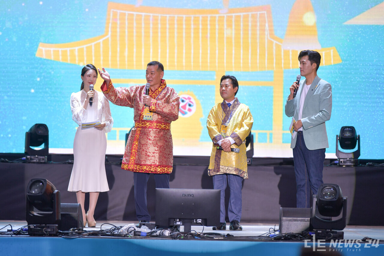 개막식엔 윤석열 대통령을 비롯해 김태흠 충남지사, 최원철 공주시장, 박정현 부여군수, 공주시 및 충청도 시민 등 1만 4000여 명이 참석했다. 공주시 제공