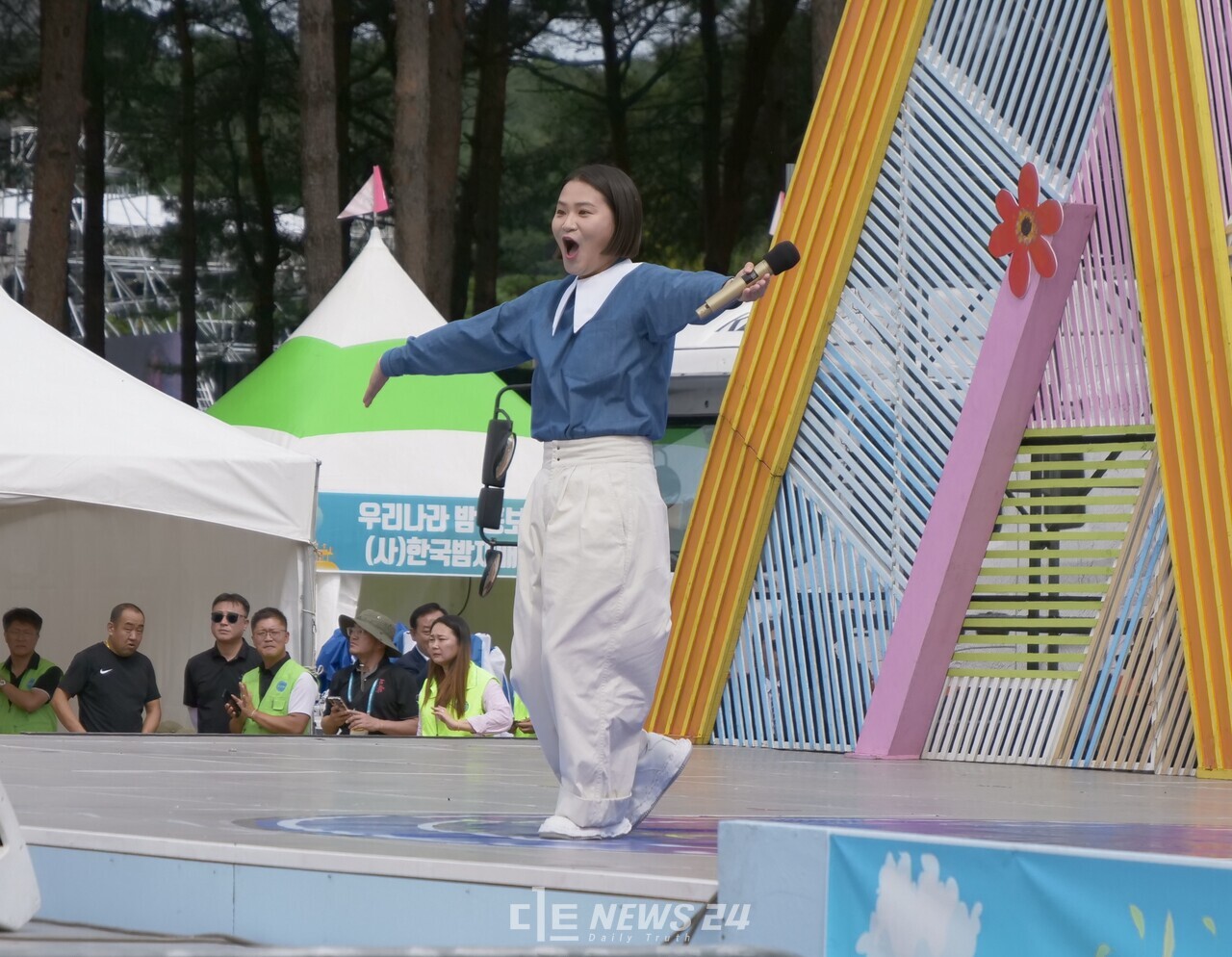 전국노래자랑의 MC 김신영 씨가 방청석의 호응을 유도하고 있다. 전국노래자랑 부여편은 오는 11월 19일 방송되며 '2023 대백제전'을 축하하기 위해 마련됐다. 김다소미 기자. 