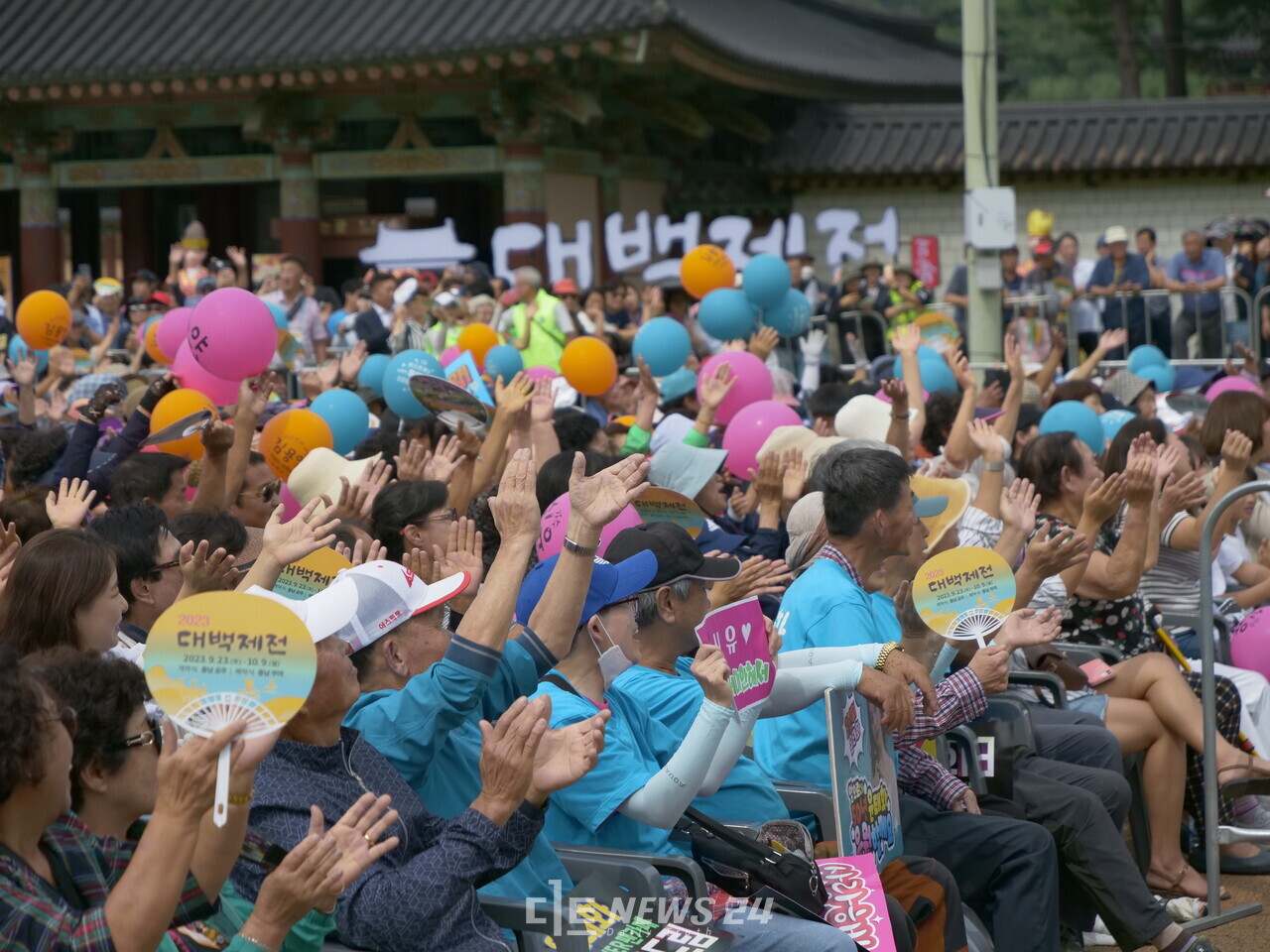 23일 대백제전이 열리는 백제문화단지에서는 전국노래자랑이 열렸다. 1500석의 관중석은 일찌감치 방청객들로 꽉찼다. 김다소미 기자. 