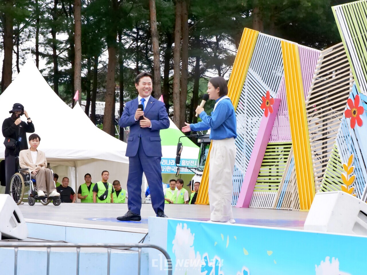 박정현 부여군수가 무대에 올라 김신영 MC와 인사말을 나누고 있다. 박 군수는 이날 부여출신 김동찬 작곡가에게 '딩동댕'을 많이 쳐주시라고 유쾌한 부탁을 하기도 했다. 김다소미 기자. 