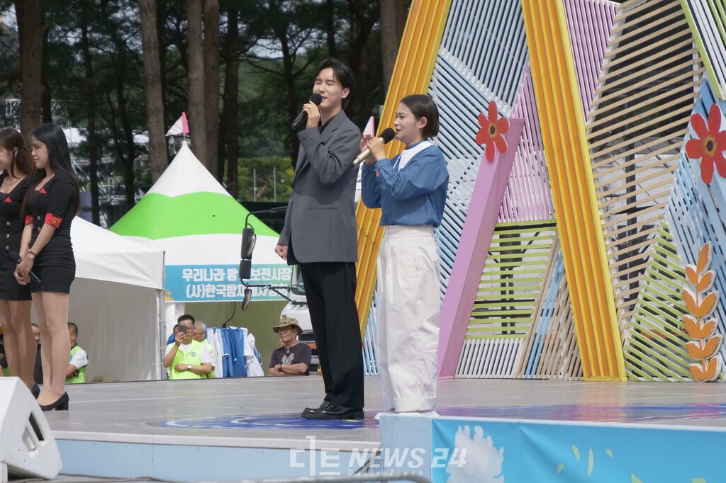 '시계바늘'이라는 히트곡을 부른 가수 신유가 부여군민들에게 인사를 하고 있다. 김다소미 기자. 