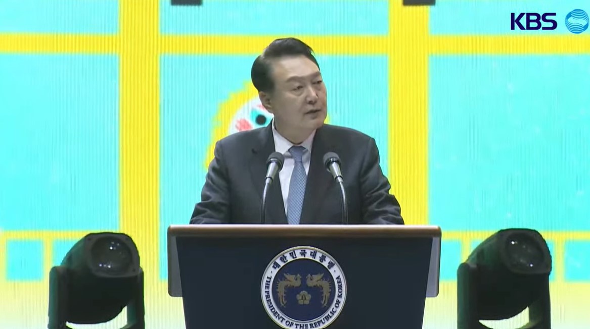 윤석열 대통령은 23일 충남 공주시 금강 신관공원에서 열린 ‘2023 대백제전’ 개막식에 참석해 “대백제전이 백제 문화를 세계에 널리 알리는 축제로 발전하기를 바란다. 제가 든든하게 뒷받침하겠다”고 밝혔다. 유튜브 생중계 화면 갈무리.