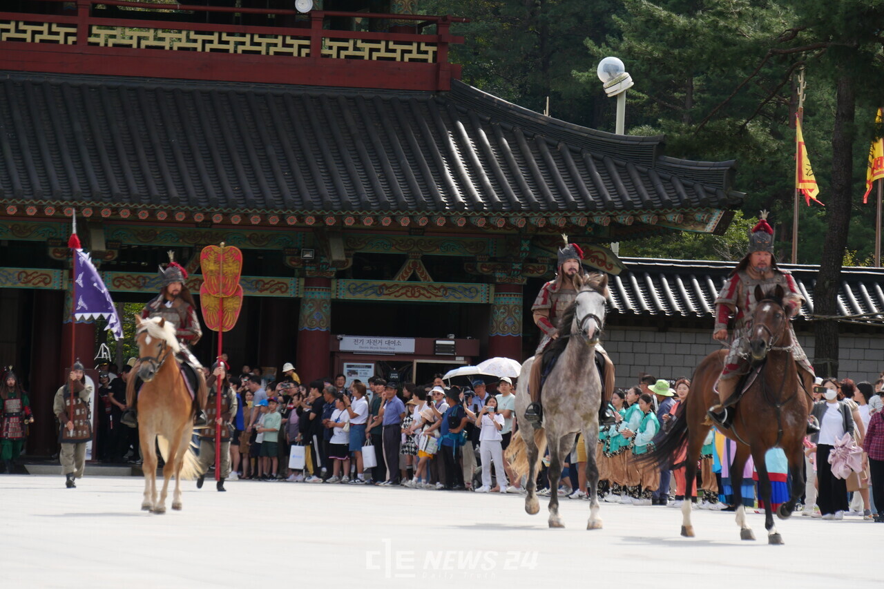 사비 백제 성왕의 업적과 역사를 기리기 위해 '백제문화단지'에서 출정식이 열렸다. 장군복을 입은 연기자들이 실제 말을 타고 성왕을 향해 가고 있다. 김다소미 기자.