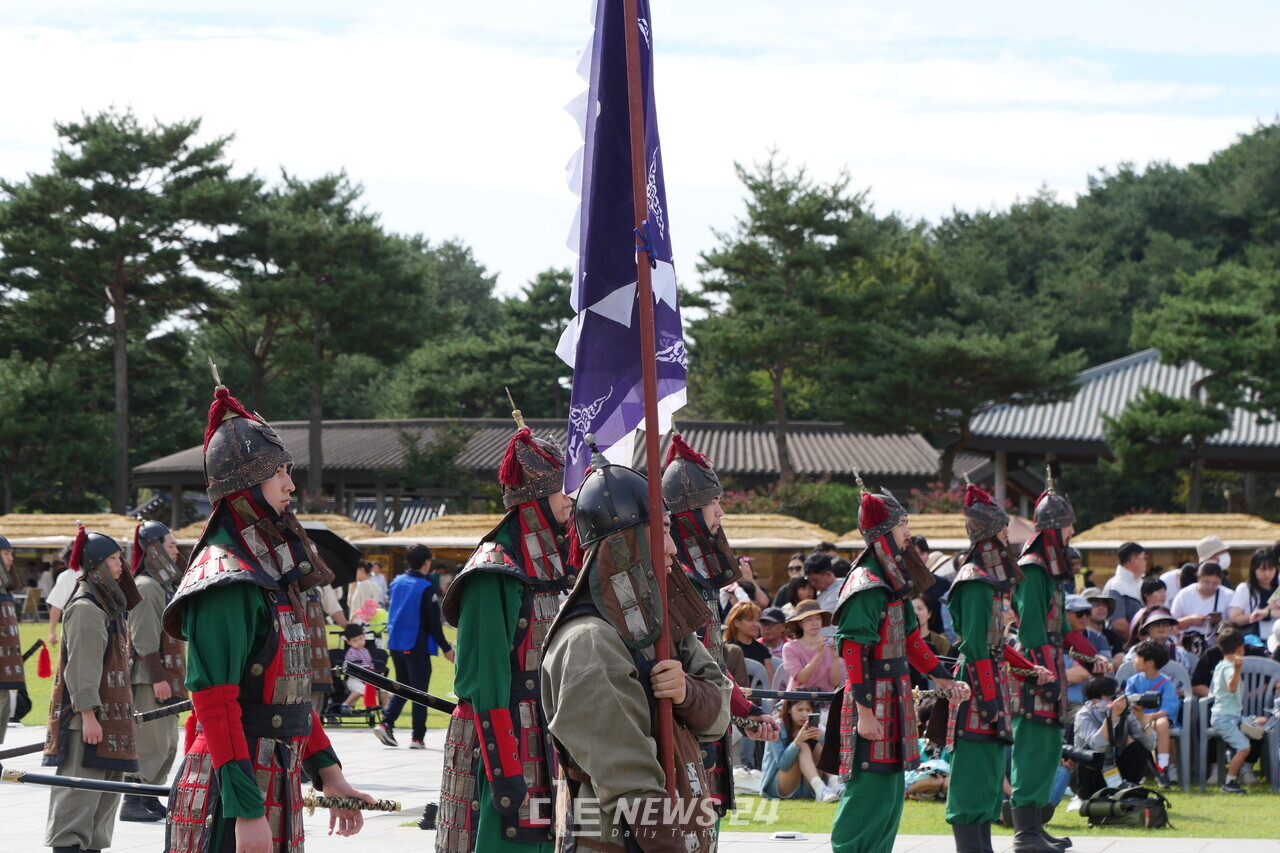 백제 병사들이 성왕의 출정 명령을 기다리고 있는 모습을 연출했다. 김다소미 기자. 