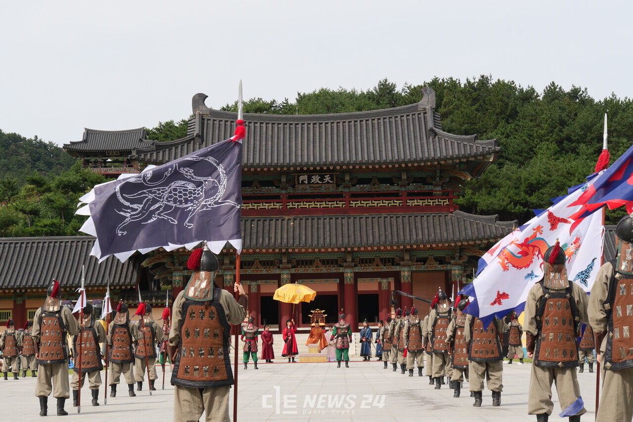 천정문 앞 모여있는 백제 병사 모습들. 웅장한 배경음악과 함께 백제인의 기백을 담은 내레이션이 흘러나왔다. 김다소미 기자. 