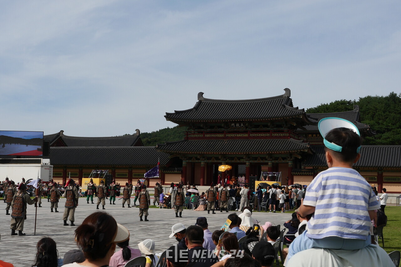 많은 방문객들이 성왕과 백제 병사들의 출정식 연출을 보기 위해 모여있다. 