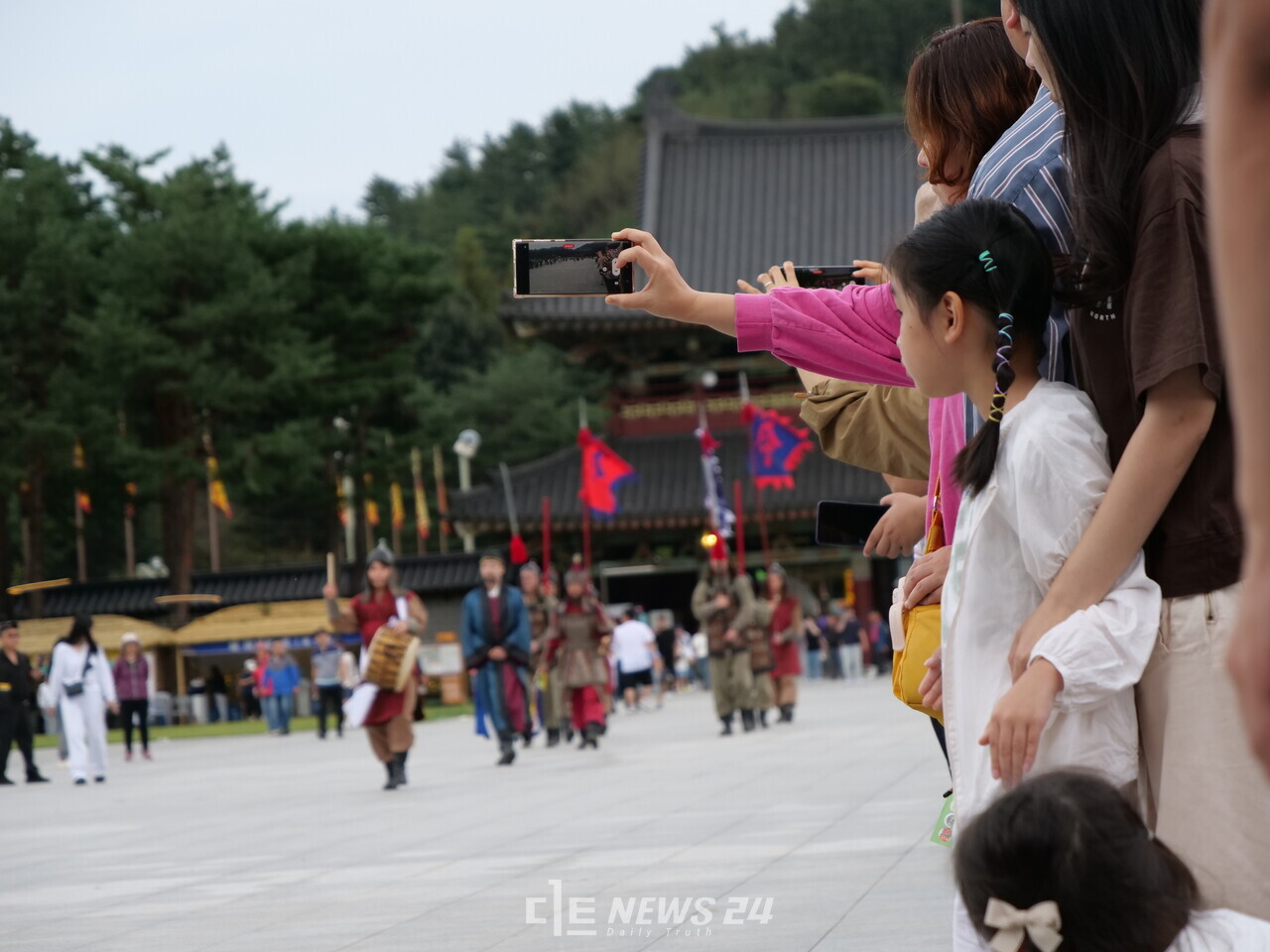 방문객들이 백제 병사들의 수문장 교대식을 관람하며 사진으로 담고 있다. 김다소미 기자. 