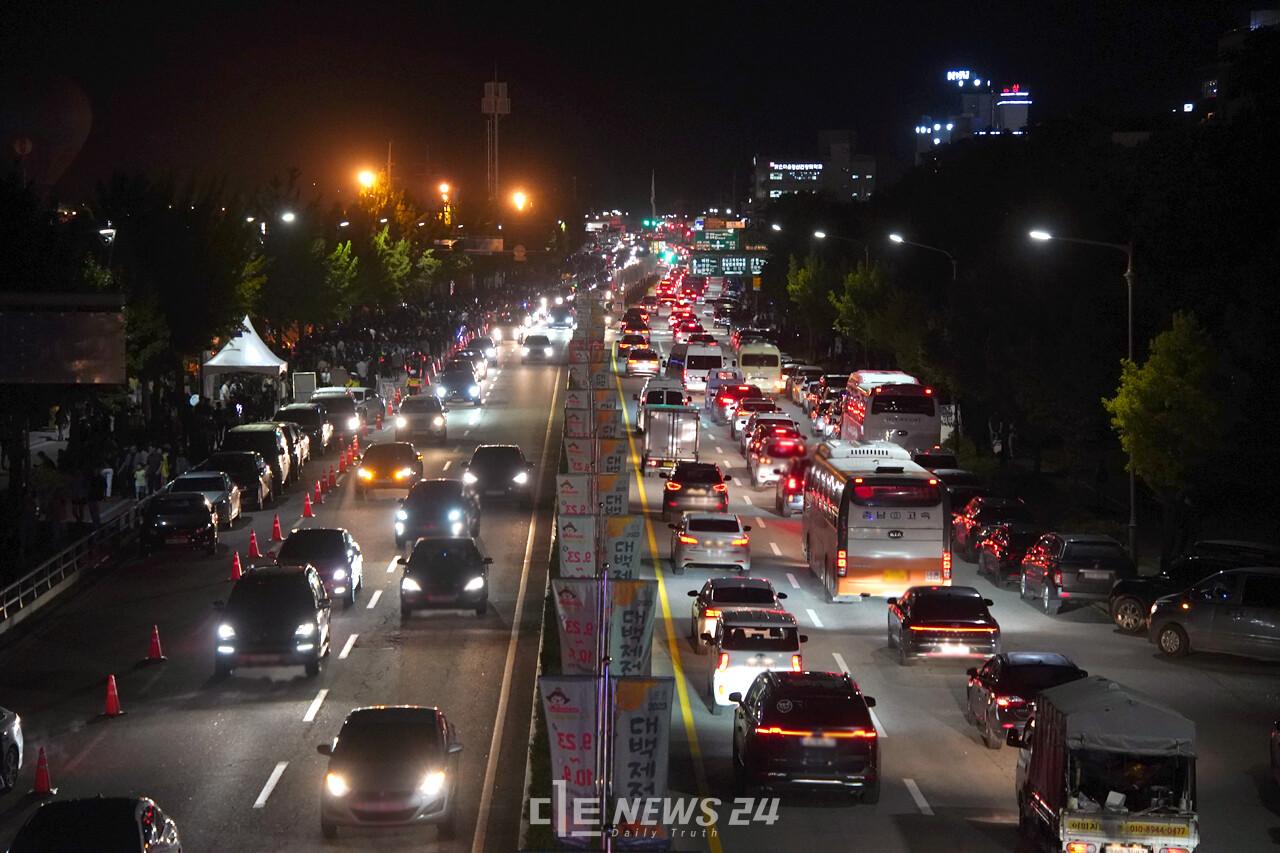 지난 23일 개막식 당일 신관공원 앞 도로 모습. 정은진 기자. 