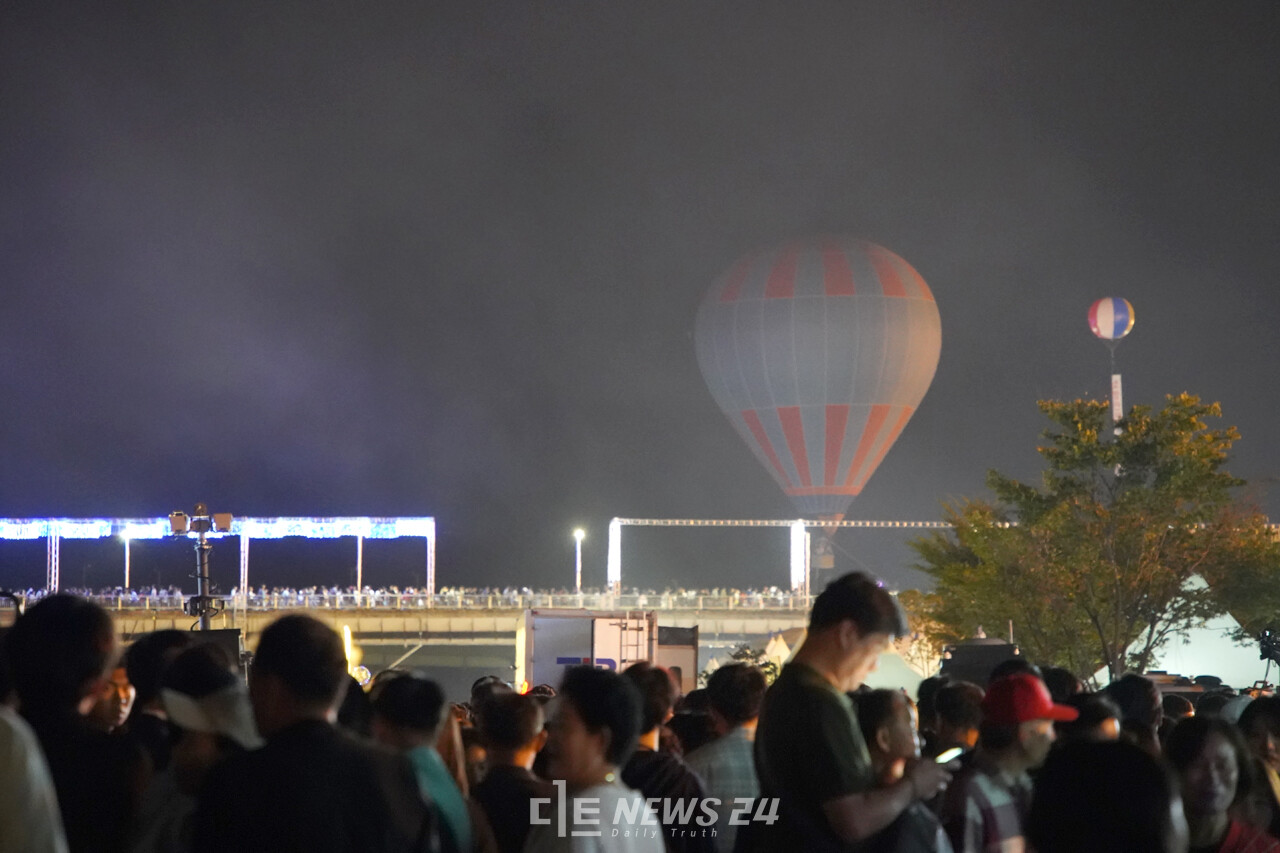 지난 23일 공주 금강 신관공원에서 열린 개막식에는 1만 5000여 명이 몰렸고, 주변까지 3만 명이 쏟아져 나오며 북새통을 이뤘다. 정은진 기자.   