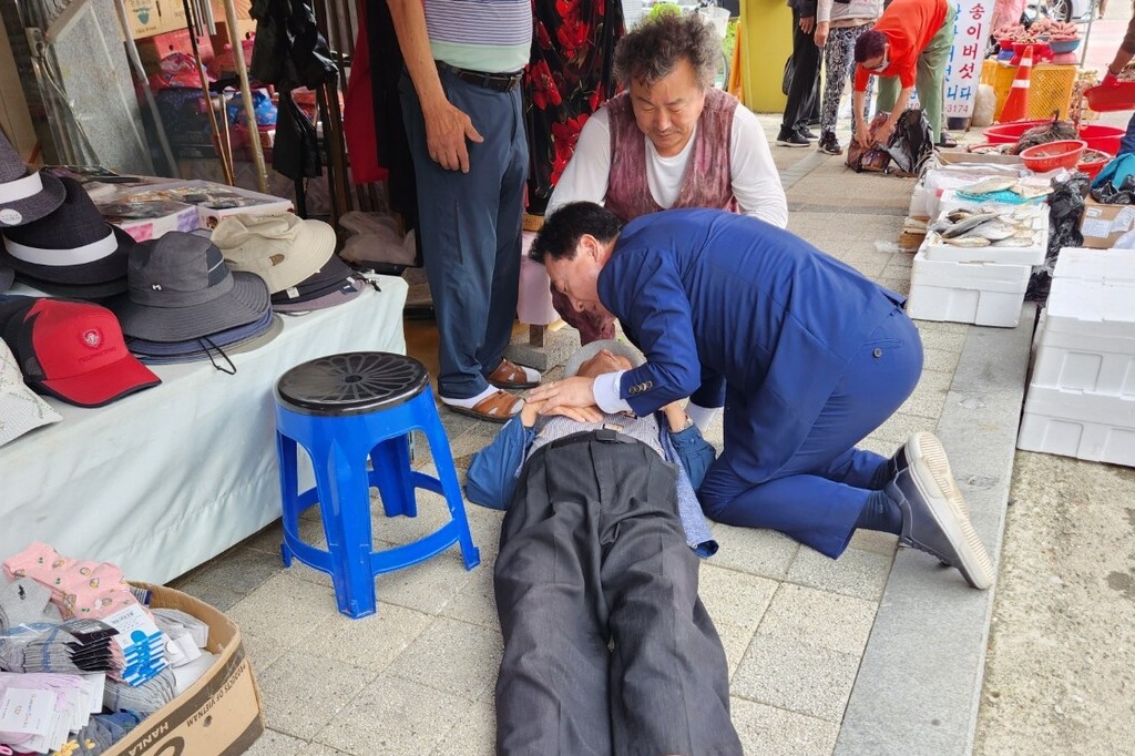 박수현 전 청와대 국민소통 수석이 25일 부여전통시장을 방문했다가 쓰러지려던 노인을 응급조치로 구한 사실이 알려졌다. 독자 제공.