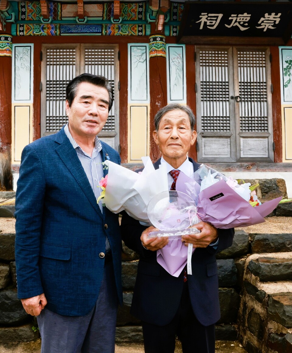 김동일 보령시장(좌)과 조명제씨. 보령시 제공.