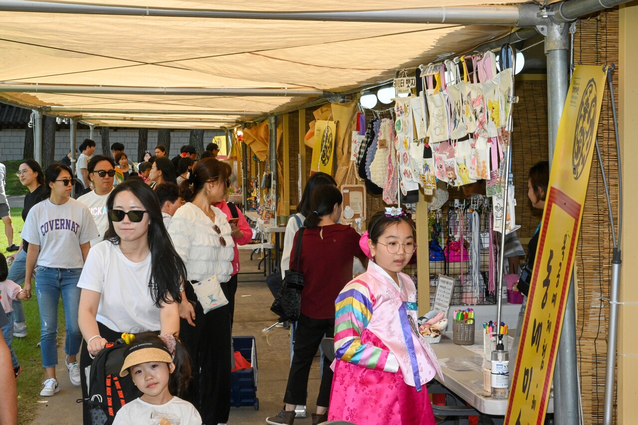 유모차와 손수레를 끈 방문객들이 백제문화단지 내 마련된 다양한 체험부스를 즐기고 있다. 김다소미 기자. 