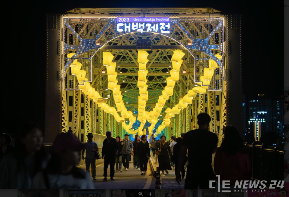 공주 금강교에 장식된 수많은 등불도 인생샷을 남기려는 관광객들의 발길을 머무르게 한다. 공주시 제공