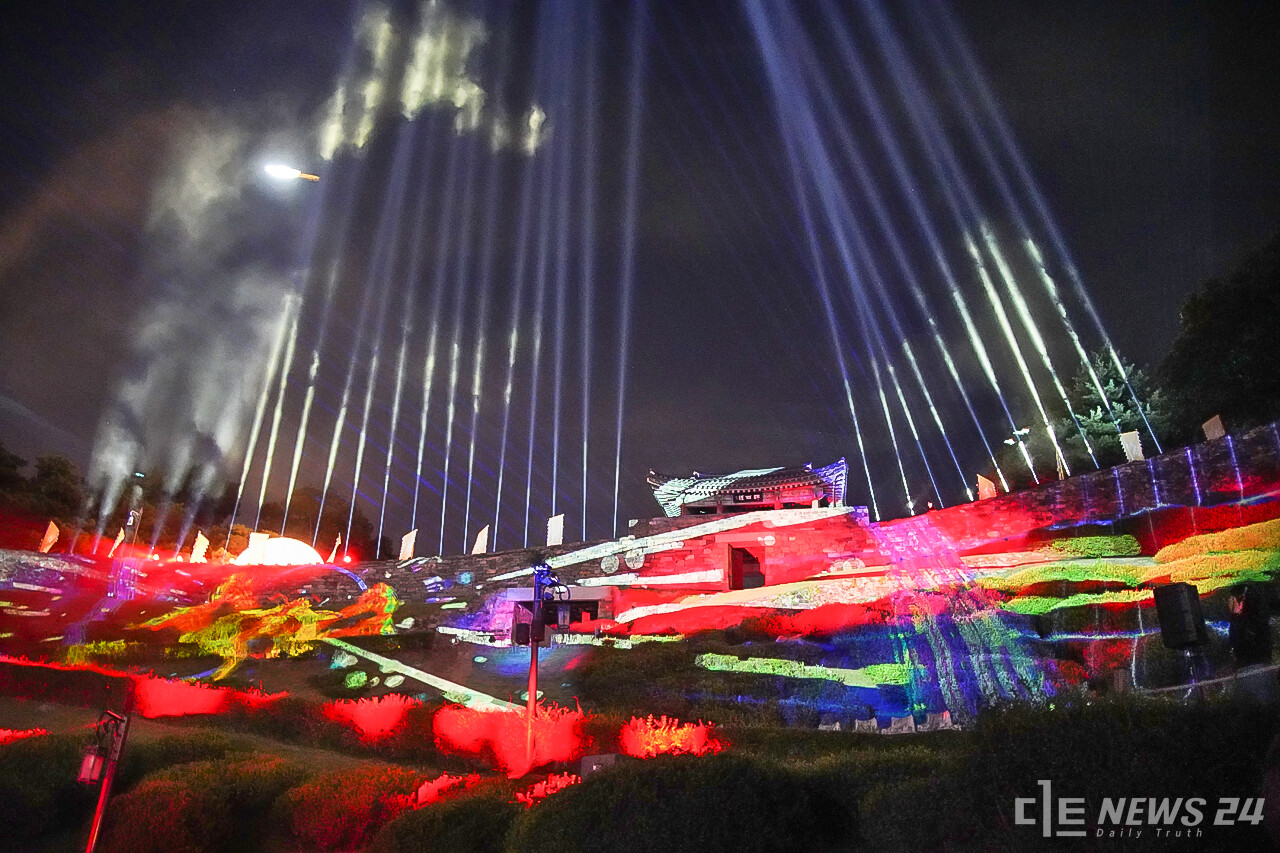 2023 공주 공산성 미디어아트의 레이저 쇼와 화려한 장면. 정은진 기자