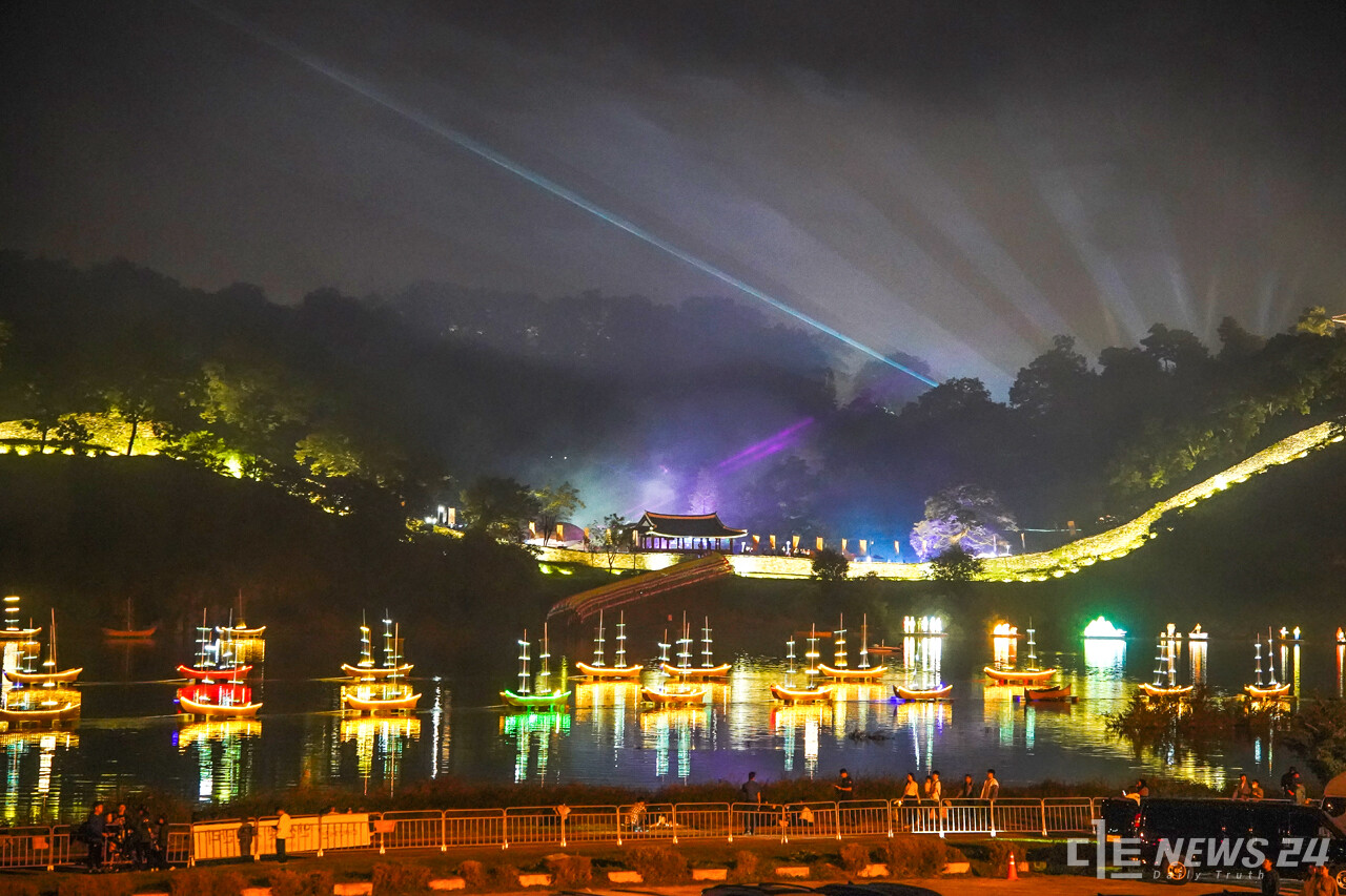 13년 만에 부활한 ‘2023 대백제전’. 공주시 공산성 일대를 화려한 황포돛배가 장식하고 있다. 정은진 기자